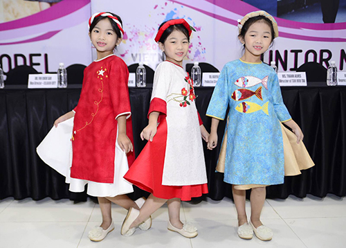  Những chiếc váy đầm dự tiệc trẻ em với gam màu tươi sáng triển khai trên dáng áo truyền thống đầy cuốn hút.