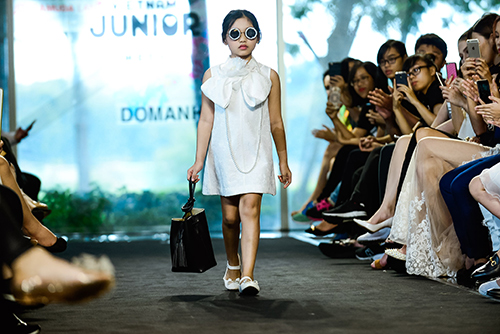 Bé Ngọc Khánh, con gái nuôi của siêu mẫu Xuân Lan mở màn cho BST của NTK Đỗ Mạnh Cường với phong thái đầy tự tin.