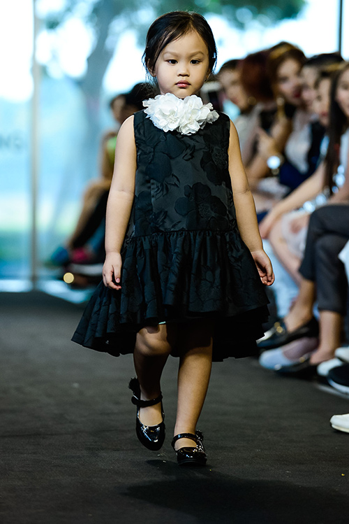  Thiết kế váy đầm dự tiệc trẻ em của NTK Đỗ Mạnh Cường với gam màu đen là chủ đạo.