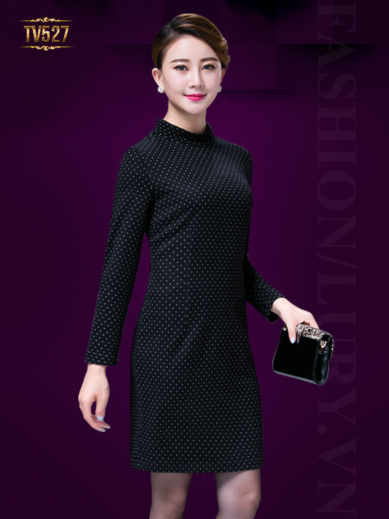 Thiết kế đầm đen tạo sự thanh mảnh và thon gọn cho các quý cô u50