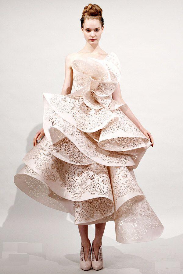 Chiếc váy dạ hội bằng giấy với đường cong uốn lượn, họa tiết tỉ mỉ cùng gam màu nền nã