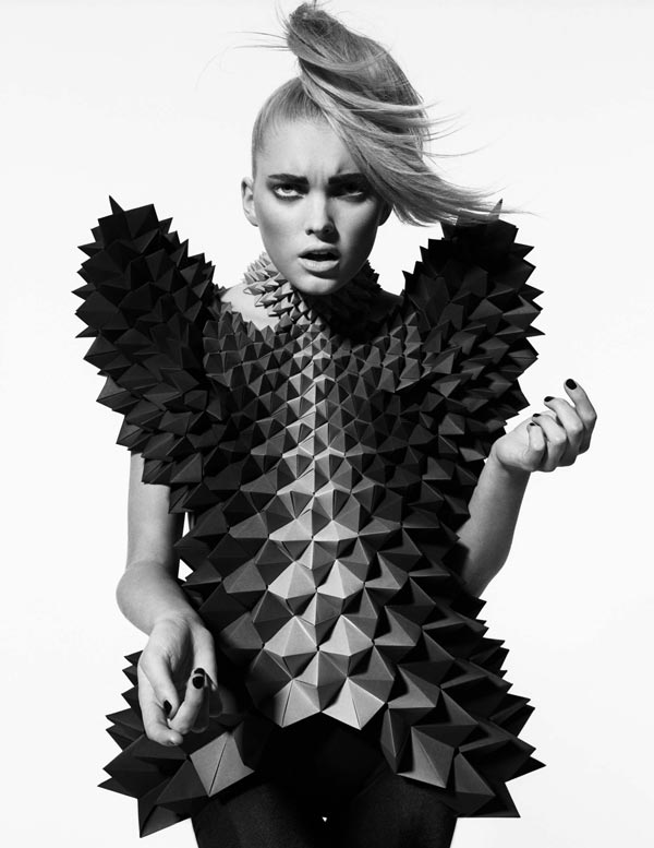 Chiếc váy dạ hội bằng giấy được ghép hoàn toàn từ những khối hình theo kiểu origami độc đáo, cá tính.