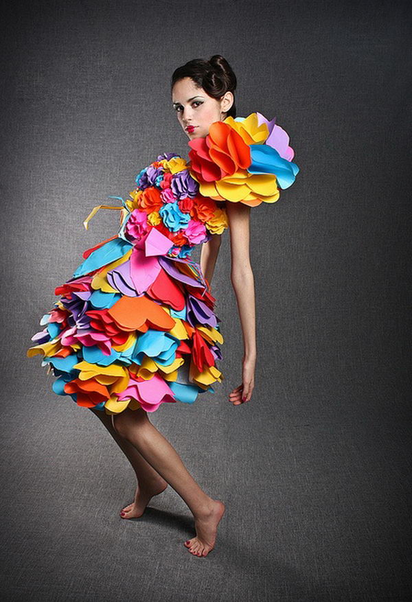 Một chiếc váy dạ hội bằng giấy với các gam màu rực rỡ